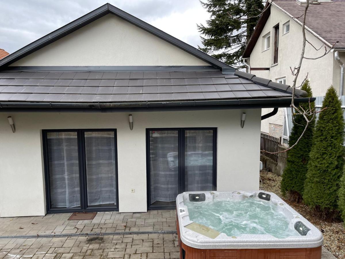 Malibu Apartman & Jacuzzi 미슈콜츠 외부 사진